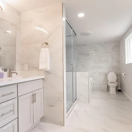 Burien'S Top Unit With Spa-Inspired Bathroom Exterior photo