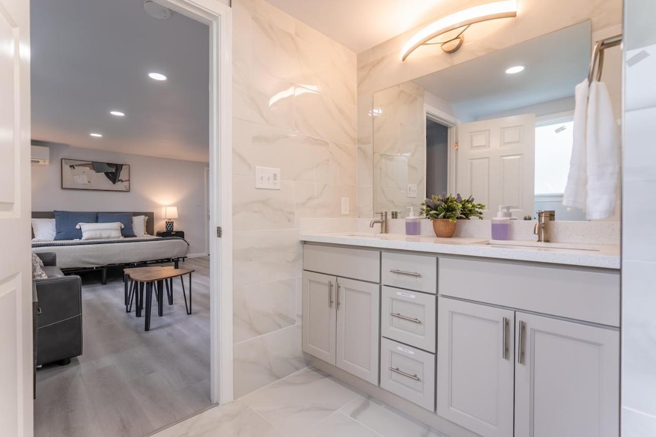 Burien's Unit With Spa-inspired Bathroom Hébergement de vacances